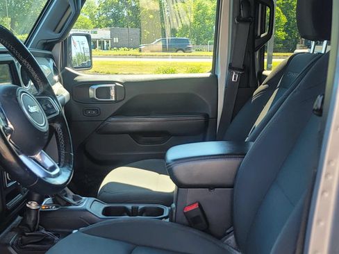 Used 2018 Jeep Wrangler Unlimited Sahara AWD/4WD image 15