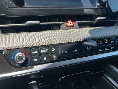 Used 2025 Kia Sportage LX FWD image 22