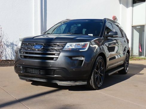 Used 2018 Ford Explorer XLT w/ Equipment Group 202A image 3