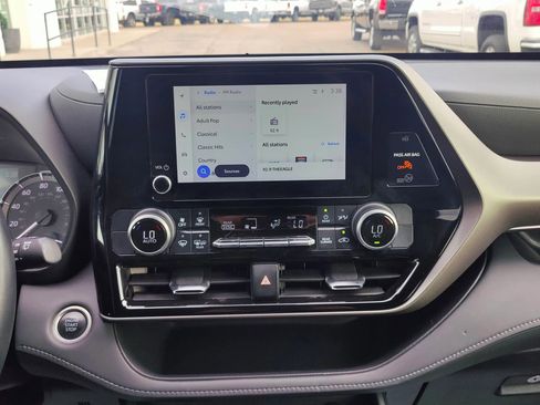 Used 2024 Toyota Highlander LE image 16