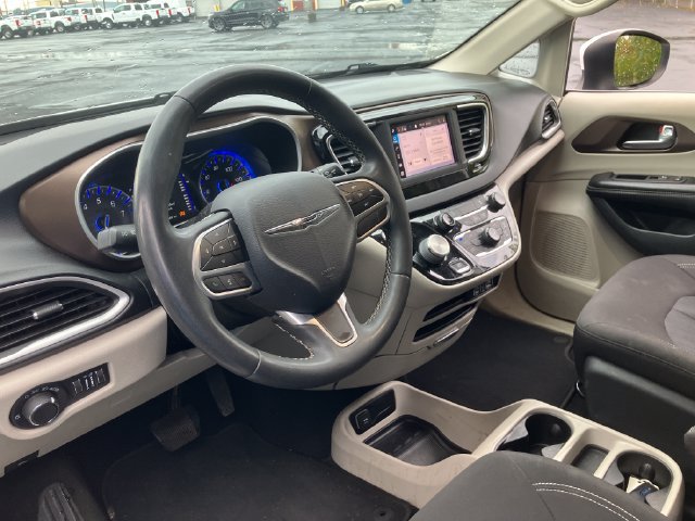 Used 2022 Chrysler Voyager LX FWD image 8