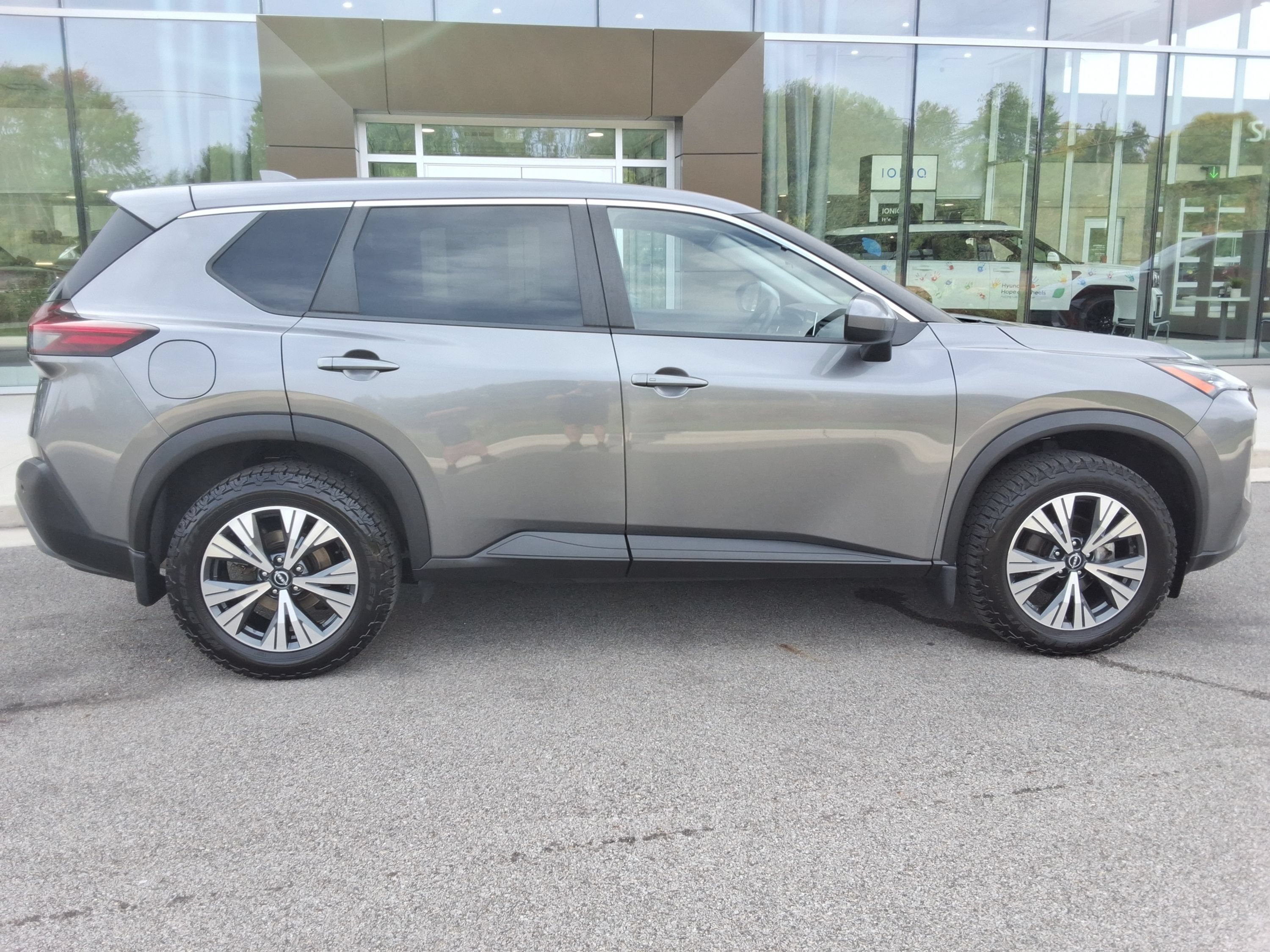 Used 2023 Nissan Rogue SV AWD/4WD image 15