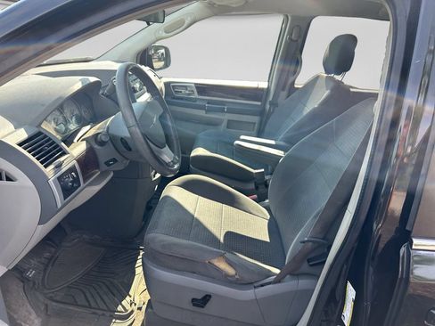 Used 2010 Chrysler Town & Country Touring FWD image 19