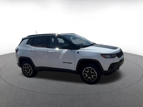 Used 2025 Jeep Compass Trailhawk AWD/4WD image 2