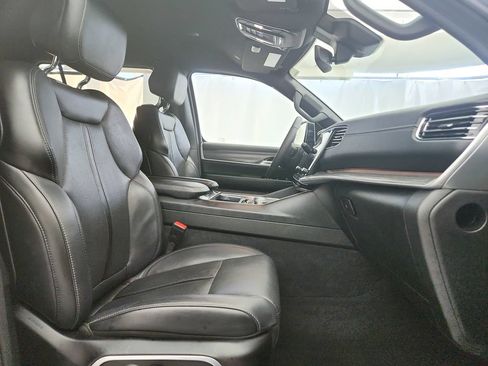Used 2024 Jeep Wagoneer L Series II w/ Flexible Seating Group AWD/4WD image 30
