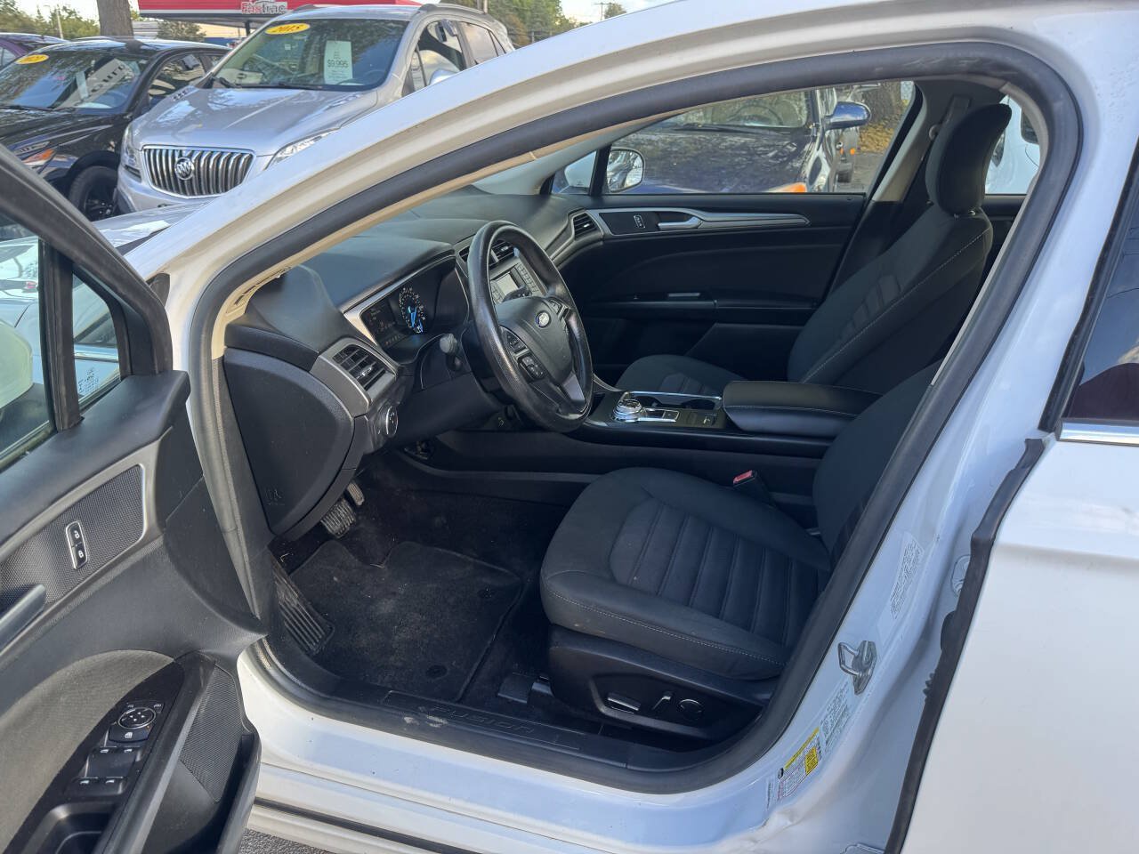 Used 2017 Ford Fusion SE FWD image 7