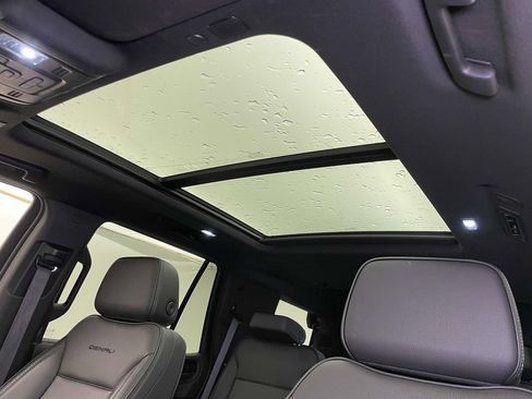 Used 2022 GMC Yukon Denali w/ Denali Premium Package image 18