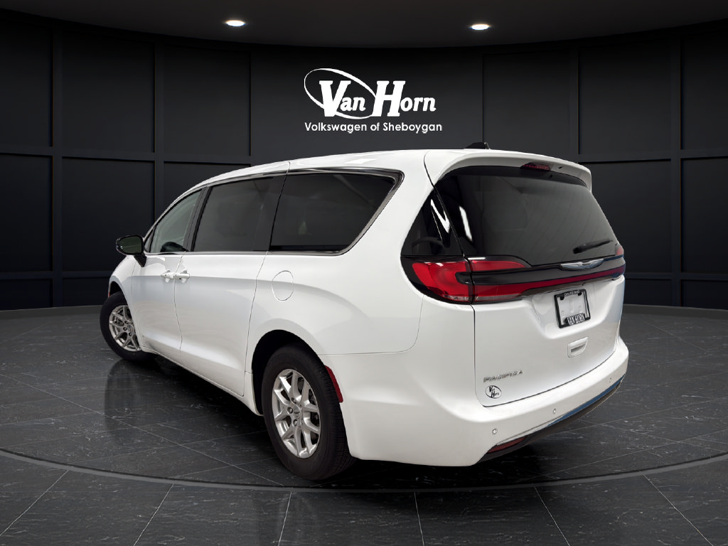 Used 2024 Chrysler Pacifica Touring-L FWD image 5