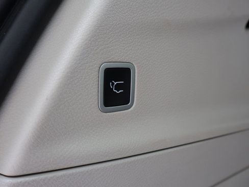 Used 2024 Chrysler Pacifica Touring-L image 16