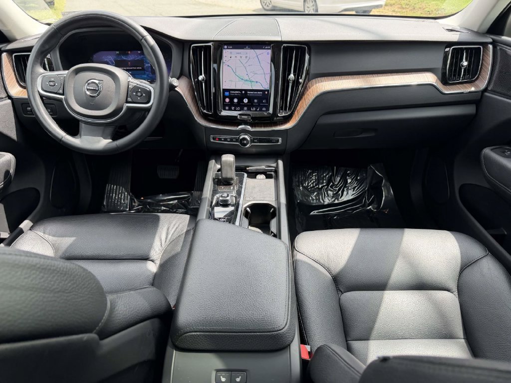 Used 2022 Volvo XC60 B5 Momentum w/ Climate Package AWD/4WD image 2