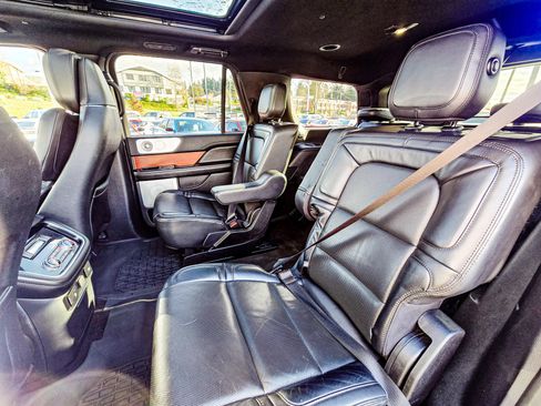 Used 2020 Lincoln Navigator Reserve image 11