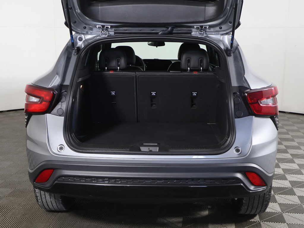 Used 2025 Chevrolet Trax RS FWD image 13
