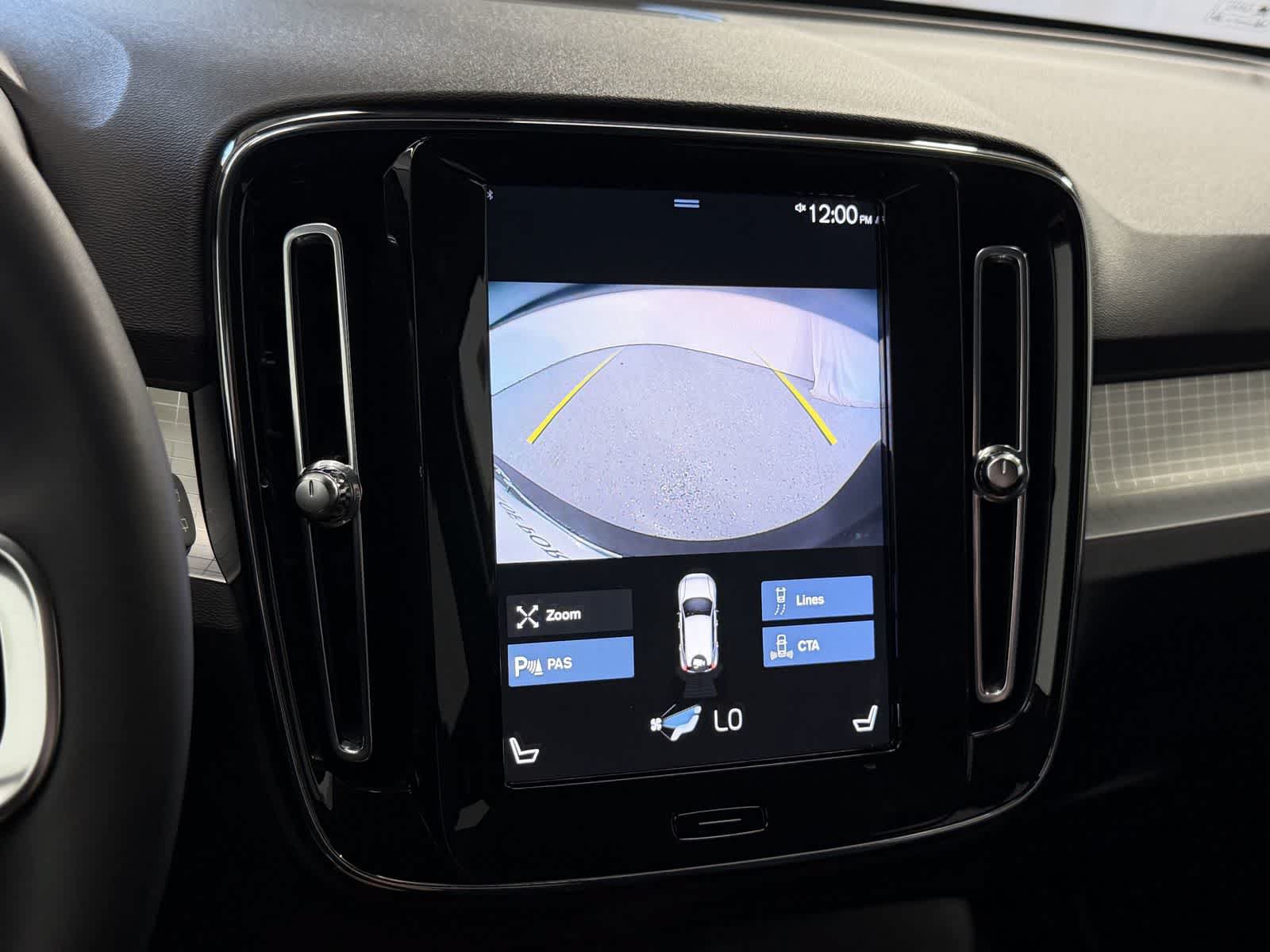 Used 2022 Volvo XC40 T4 Momentum FWD image 20