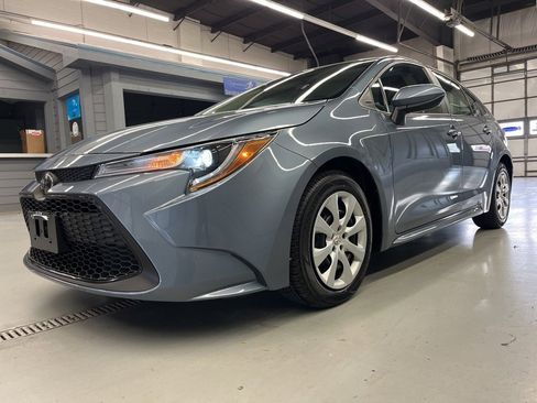 Used 2020 Toyota Corolla LE image 3