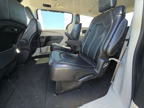 Used 2023 Chrysler Pacifica Touring-L image 5
