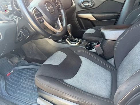 Used 2018 Jeep Cherokee Latitude w/ Altitude Package image 13