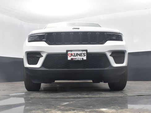 Used 2025 Jeep Grand Cherokee Altitude AWD/4WD image 45