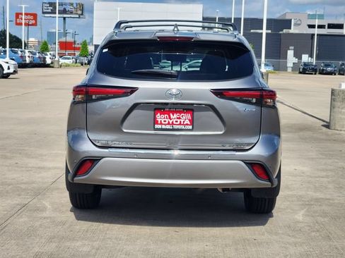 Certified 2025 Toyota Highlander Platinum AWD/4WD image 6