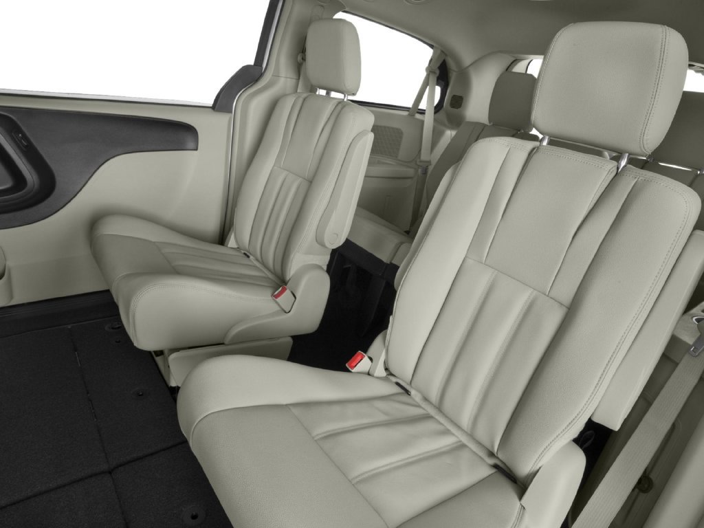 Used 2016 Chrysler Town & Country Touring w/ Driver Convenience Group FWD image 8