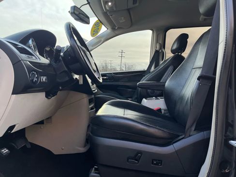 Used 2016 Chrysler Town & Country Touring image 14