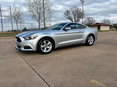 Used 2016 Ford Mustang Coupe RWD image 2