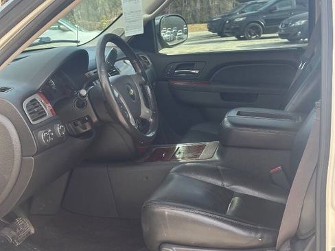 Used 2013 Chevrolet Avalanche LTZ image 19