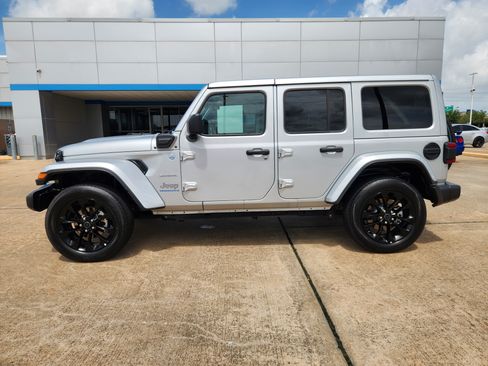 Used 2024 Jeep Wrangler Unlimited Sahara AWD/4WD image 5