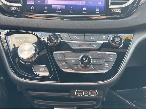 Used 2025 Chrysler Pacifica Select FWD image 27