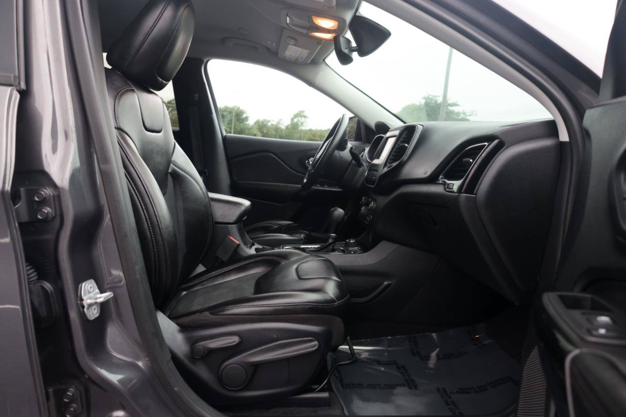 Used 2019 Jeep Cherokee Latitude Plus AWD/4WD image 18