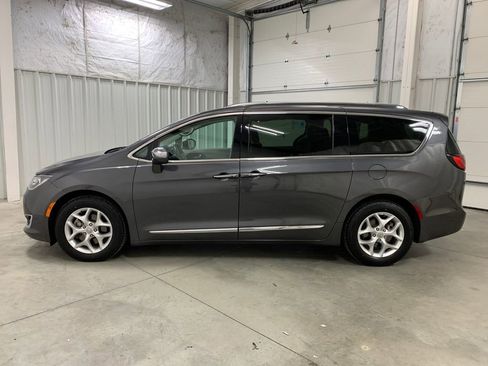 Used 2020 Chrysler Pacifica Limited image 4