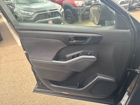 Used 2024 Toyota Highlander LE image 32