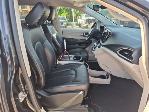 Used 2023 Chrysler Pacifica Touring-L FWD image 25