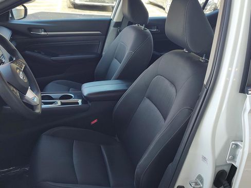 Used 2021 Nissan Altima 2.5 SV image 2