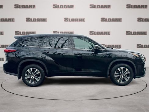 Used 2022 Toyota Highlander XLE image 6