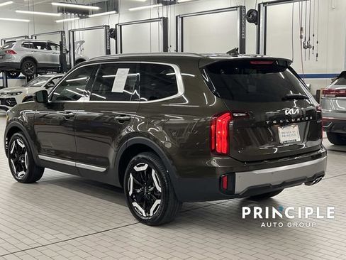 Used 2025 Kia Telluride S FWD image 11