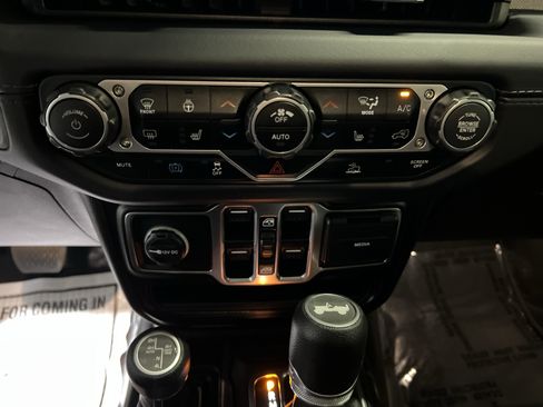 Used 2025 Jeep Wrangler Unlimited Sahara AWD/4WD image 20