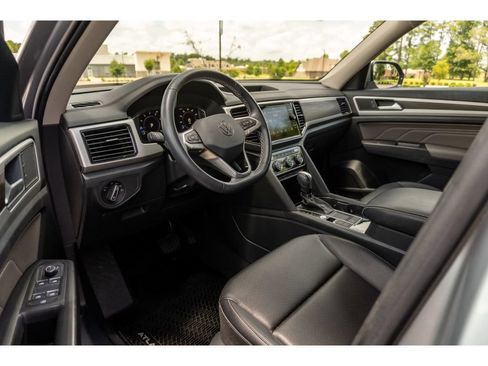 Used 2023 Volkswagen Atlas SE w/ Black Wheel Package FWD image 10