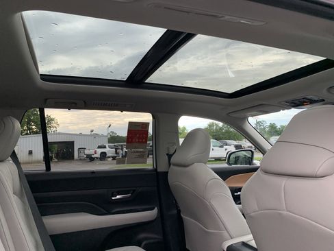 New 2024 Toyota Grand Highlander Limited image 32