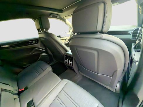 Used 2023 Porsche Cayenne Platinum Edition image 30
