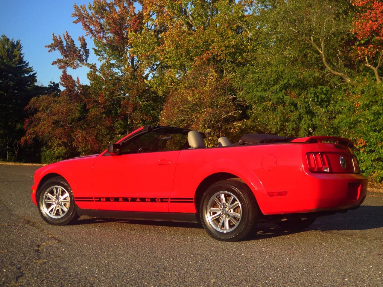 Used 2005 Ford Mustang Convertible RWD image 5