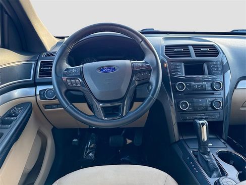 Used 2017 Ford Explorer XLT image 18