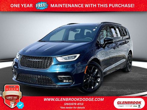 Used 2025 Chrysler Pacifica Limited FWD image 1