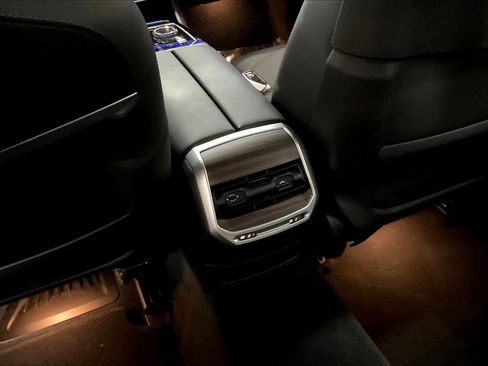 Used 2025 BMW 740i w/ Premium Package image 38