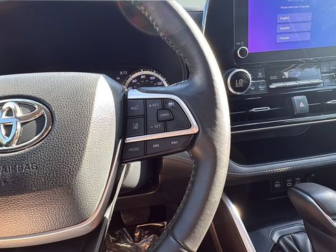 Used 2023 Toyota Highlander LE FWD image 19