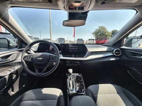 Used 2025 Chevrolet Trax LT FWD image 19
