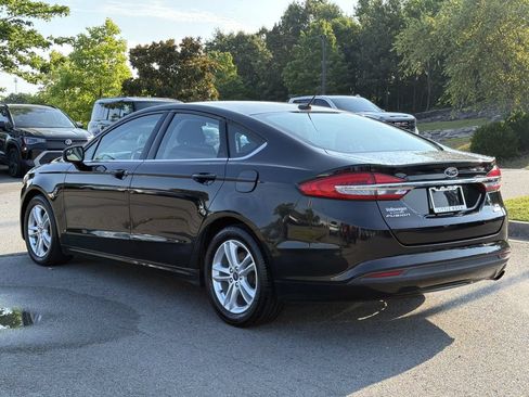 Used 2018 Ford Fusion SE w/ Fusion SE Technology Package FWD image 3