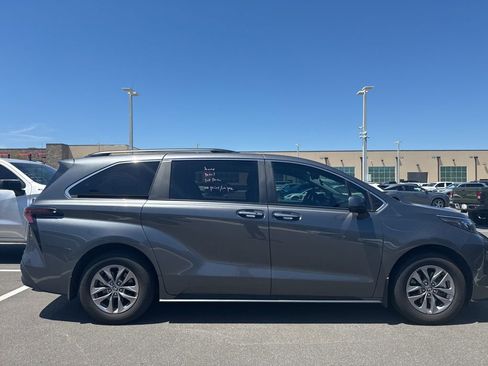 Used 2025 Toyota Sienna XLE FWD image 2