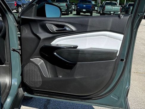 Used 2025 Chevrolet Trax LT w/ Sunroof Package FWD image 20
