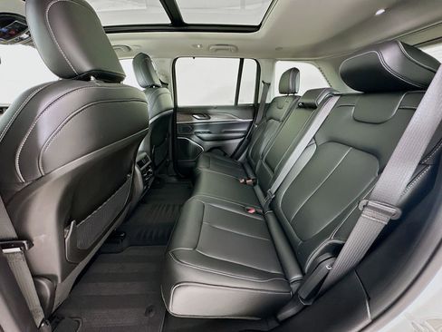 Used 2024 Jeep Grand Cherokee Limited w/ Luxury Tech Group II AWD/4WD image 27