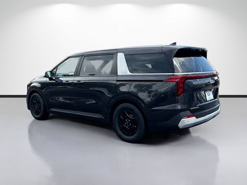 Used 2025 Kia Carnival FWD image 3
